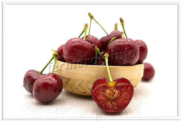 Ягоды по 7-10 г, темно-красного цвета, мякоть бордовая, сладкая и сочная, как у черешни, но с ароматом вишни