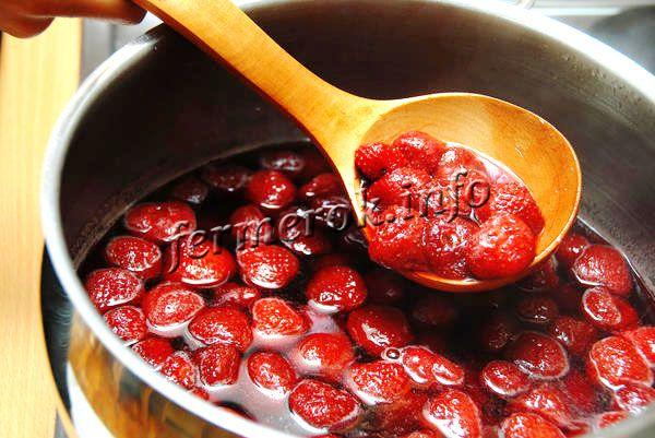 Варенье из клубники с целыми ягодами в сиропе